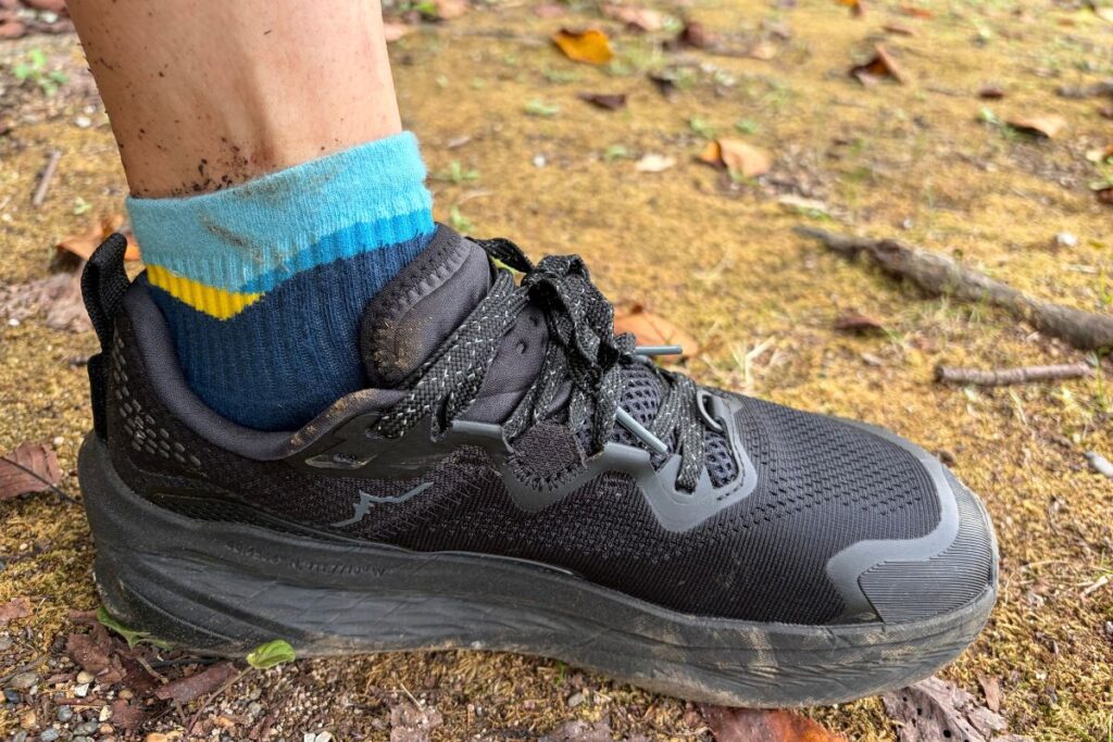 泥のついたALTRA OLYMPUS 7を履いてトレイルを走る足元
