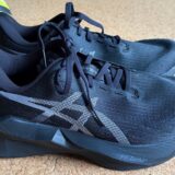 ASICS NOVABLAST 6（ノヴァブラスト6）の黒いアッパー