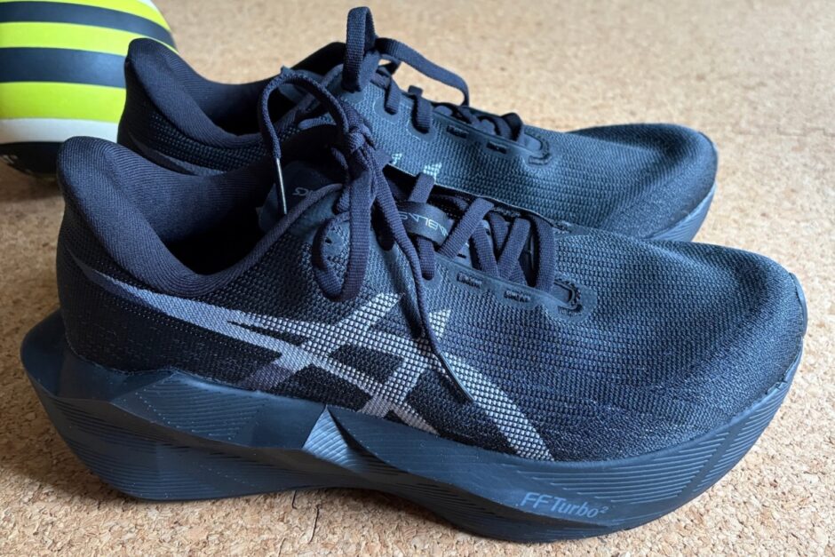 ASICS NOVABLAST 6（ノヴァブラスト6）の黒いアッパー