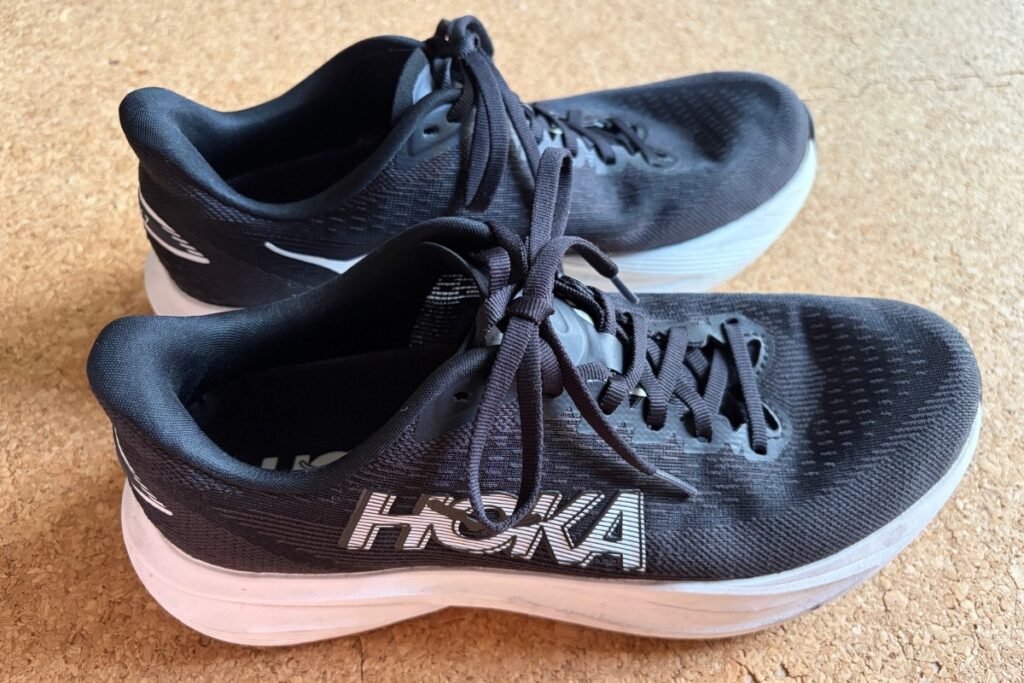 HOKA MACH 7(マッハ7)の黒いアッパー